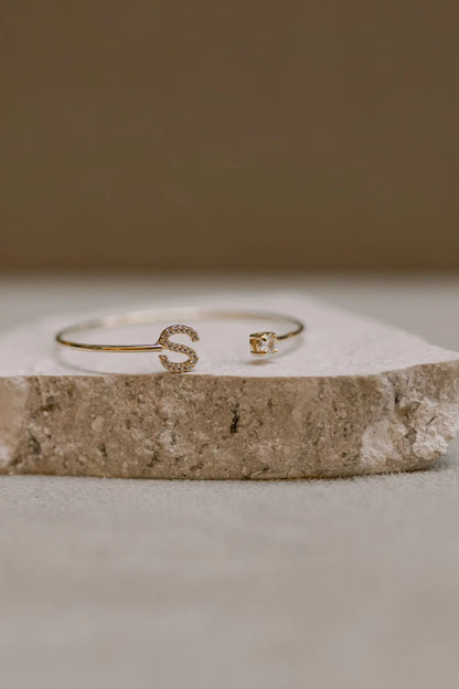 Bracelete Ponto de Luz e Letra Cravejada Dourado