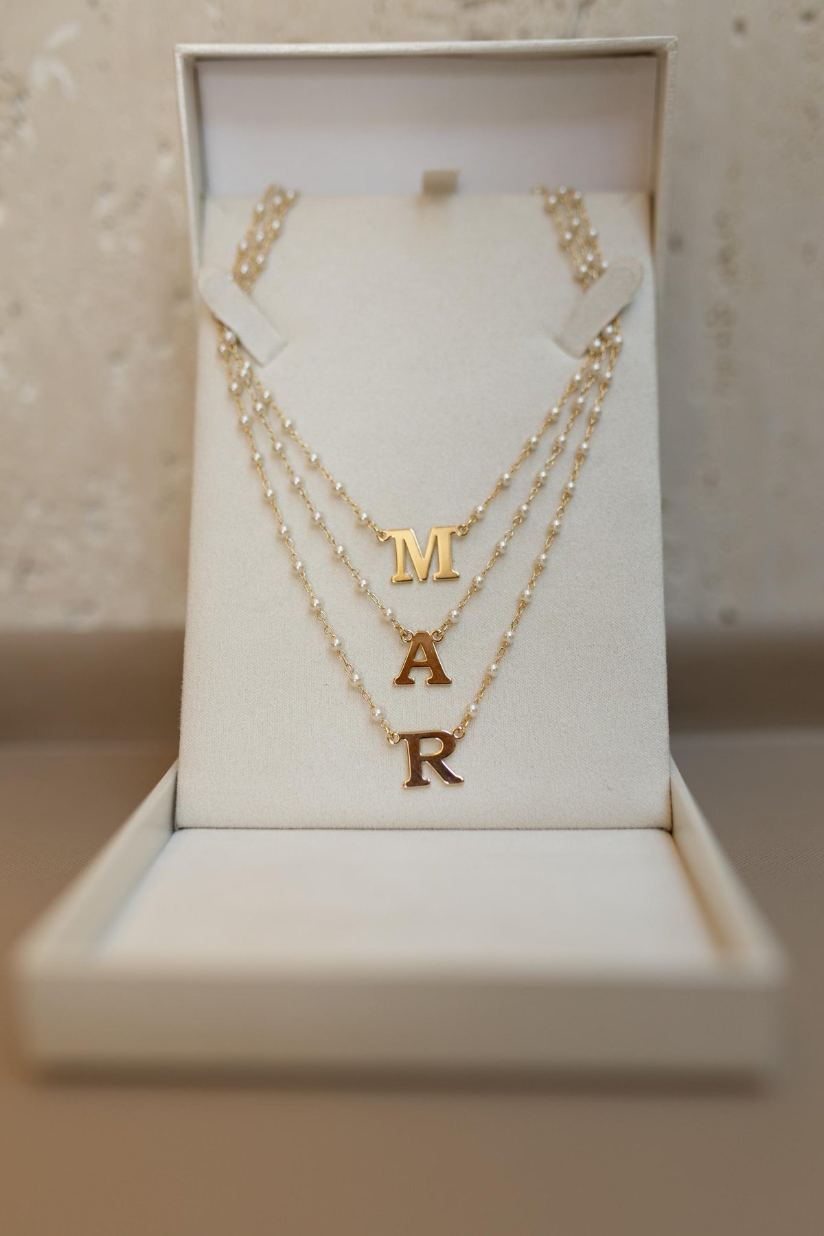 Colar Pérola Letra Dourado
