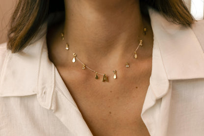 Colar Choker Nylon Letra Plaquinhas Ouro
