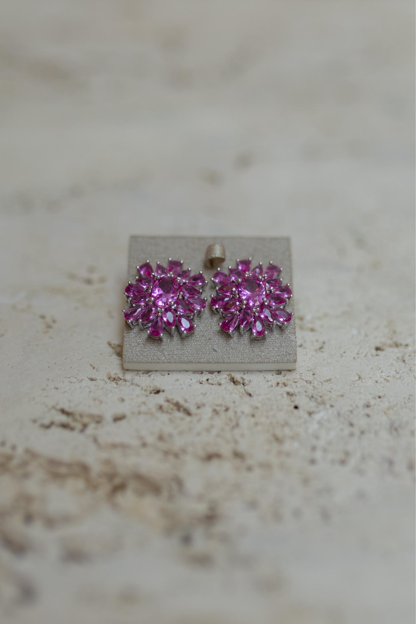 Brinco Botão Flor Pedraria Rubelita Ródio Branco