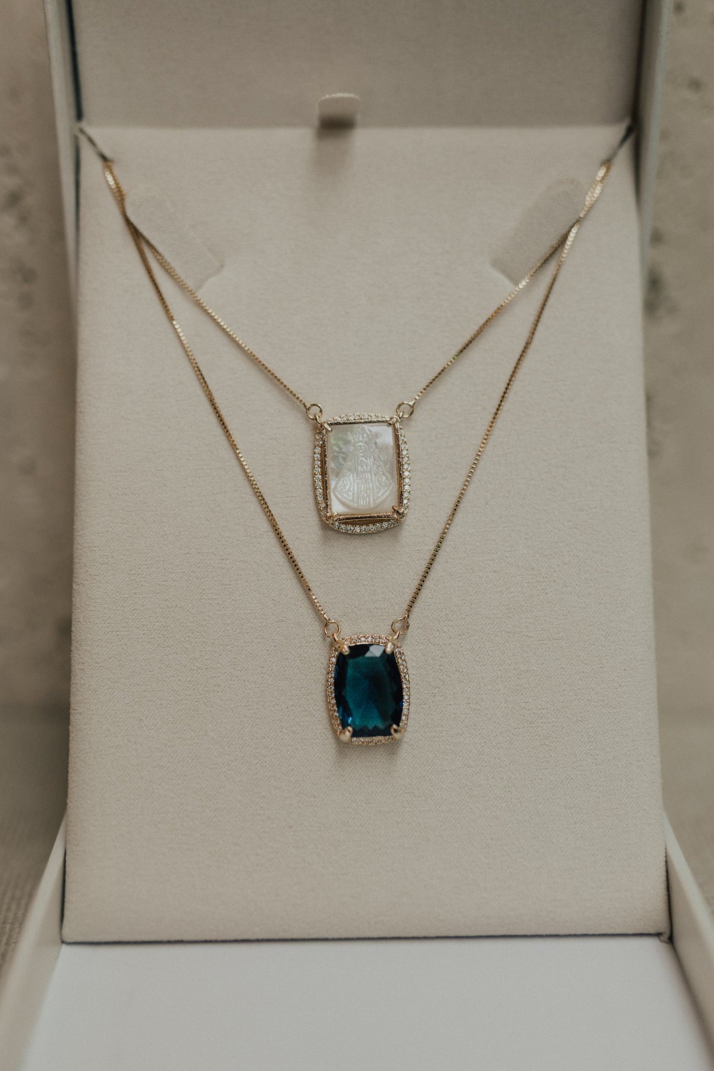 Colar Escapulário Madrepérola Azul Dourado