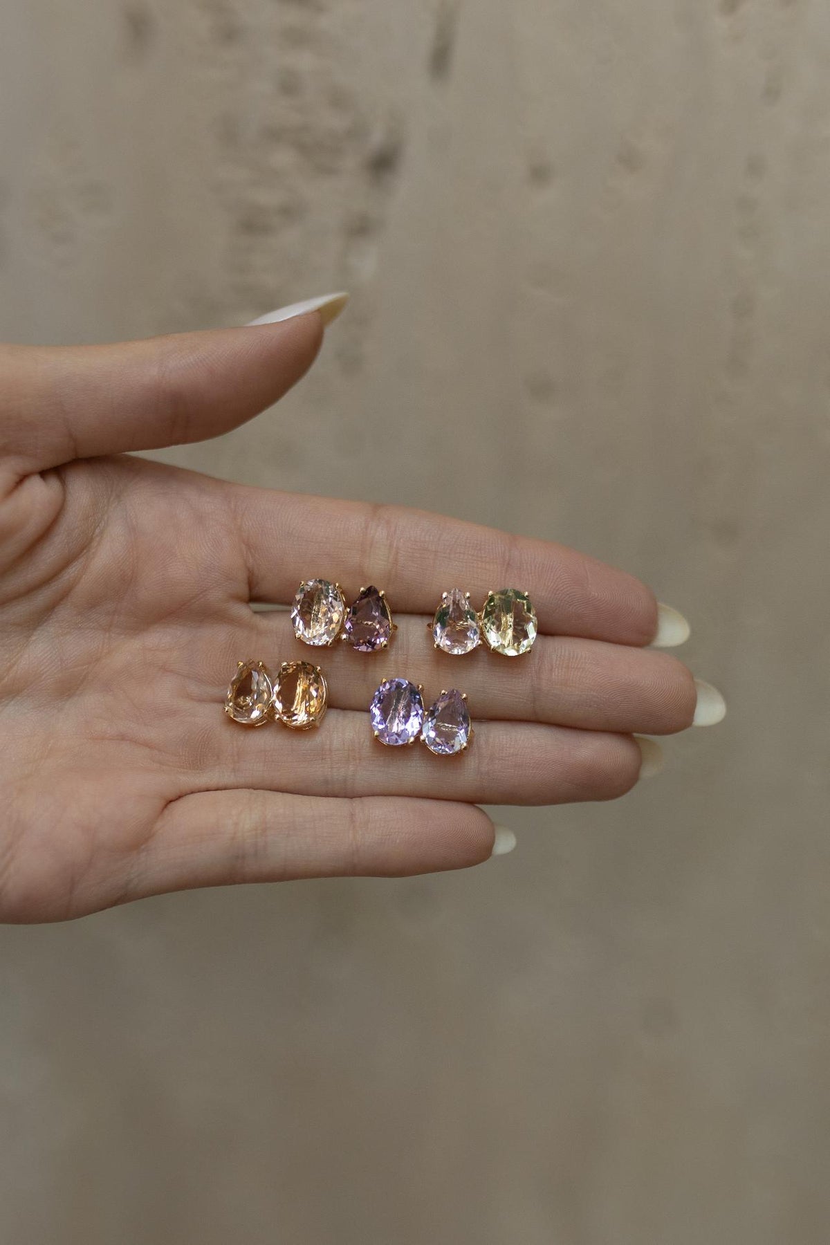 Brinco Zircônias Gota Kunzita Dourado