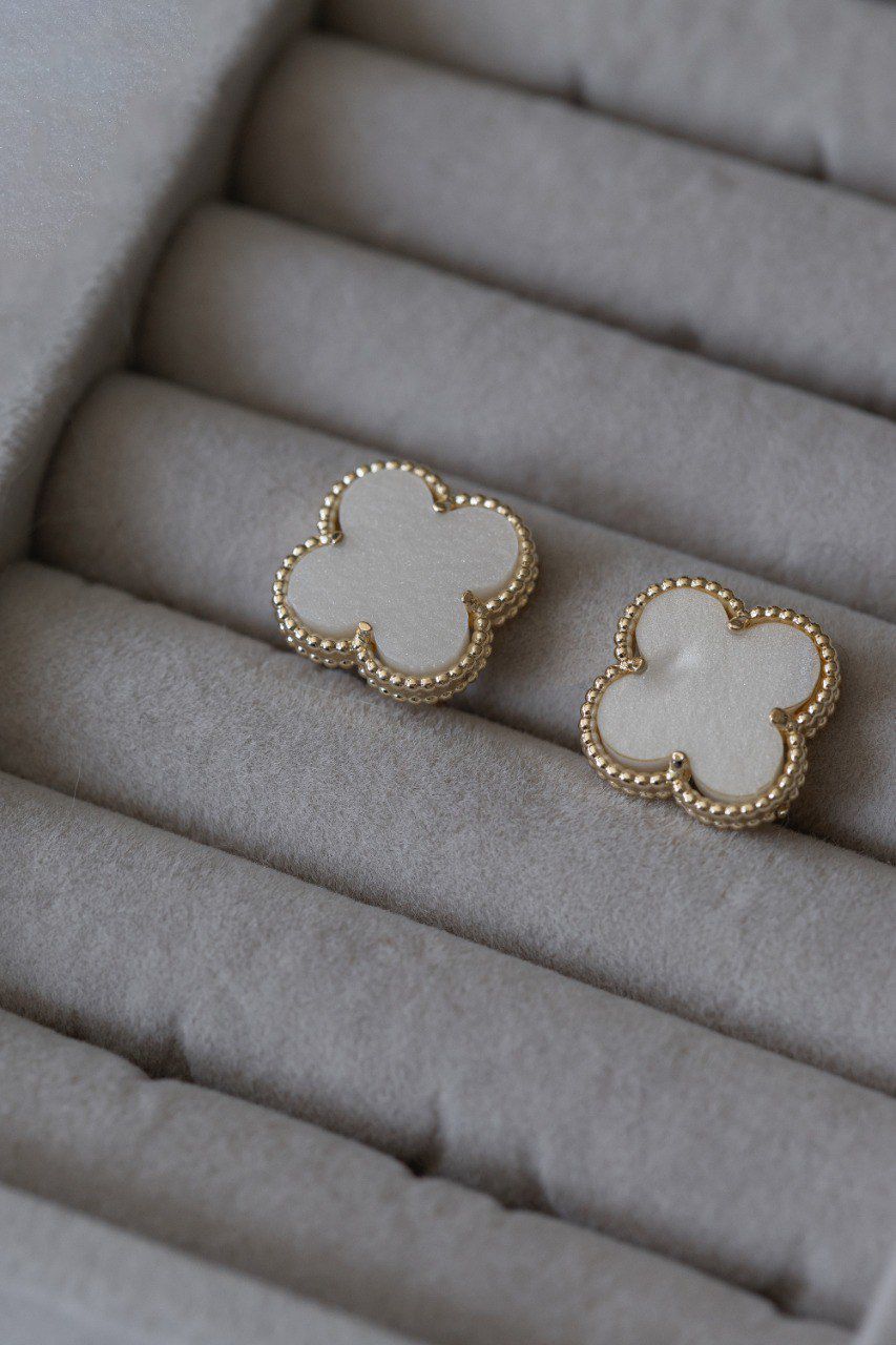 Brinco Trevo Resina Marfim Dourado