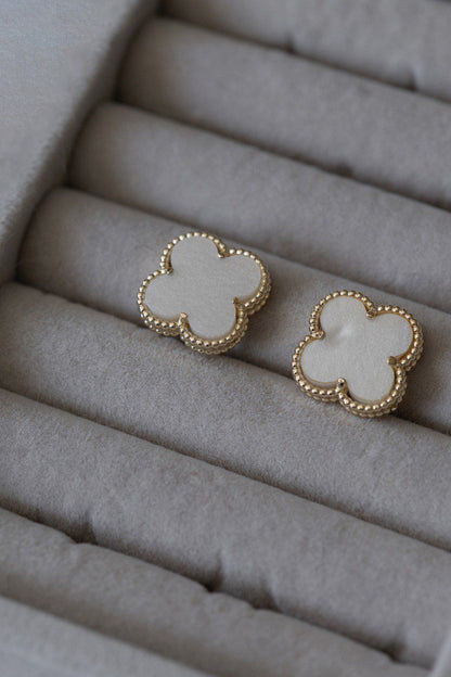 Brinco Trevo Resina Marfim Dourado