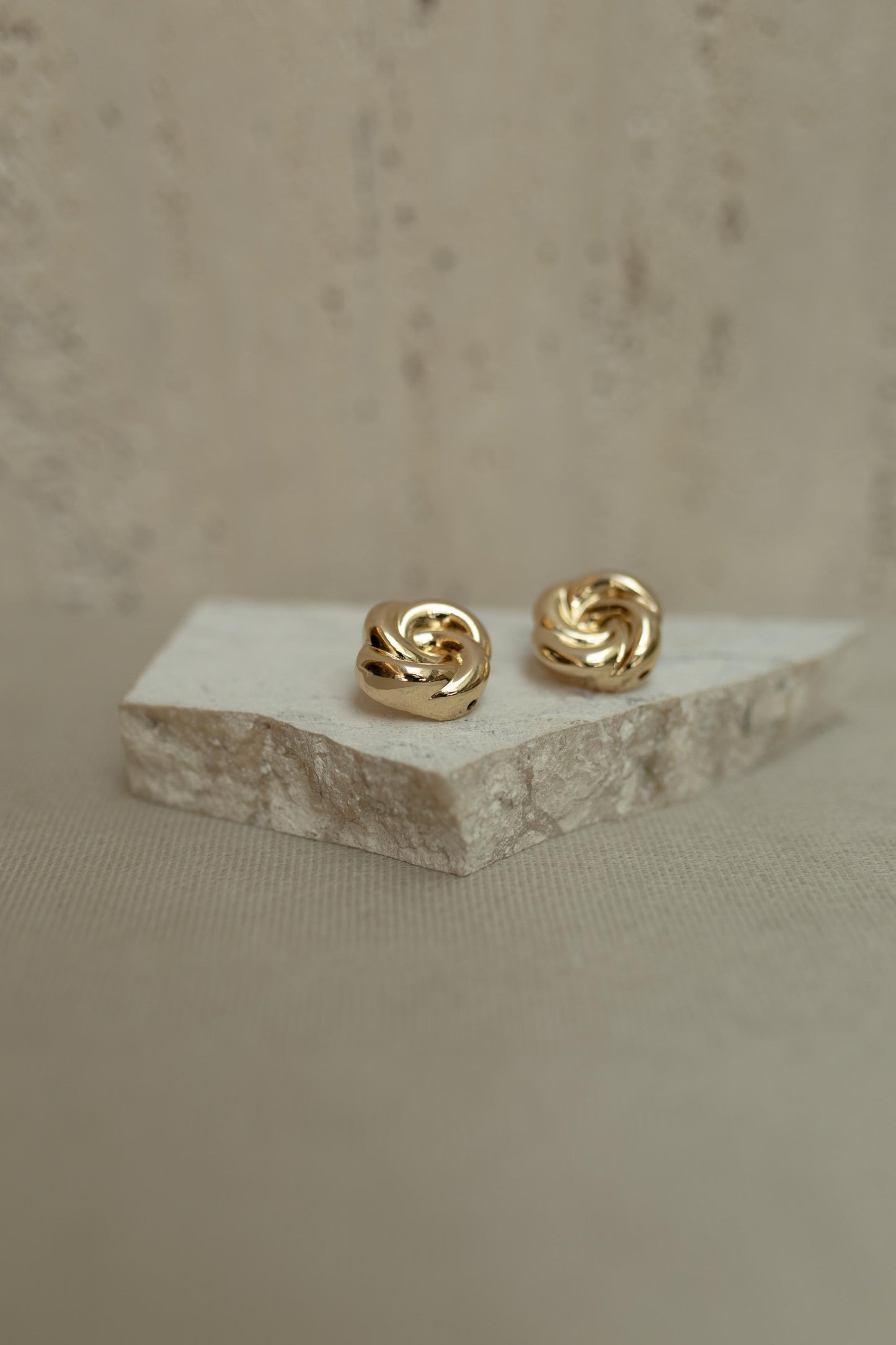 Brinco Botão Fleur Torcido Ouro
