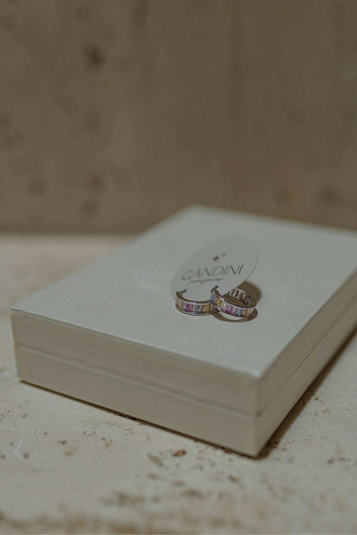 Brinco Argola Baguete Rainbow Ródio Branco