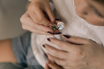 Colar Relicário com Coração Cravejado