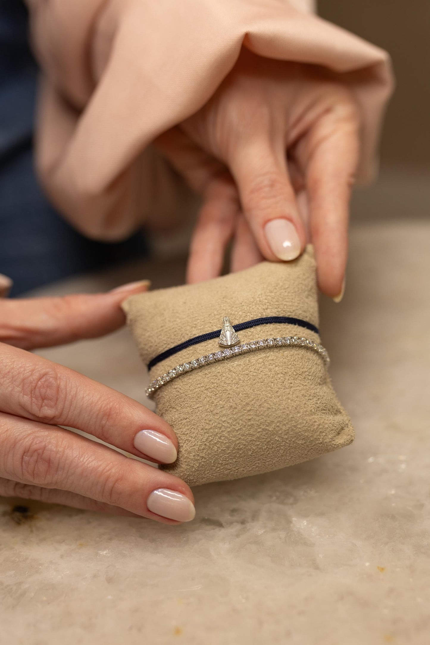Pulseira Fio de Seda Nossa Senhora Aparecida Moissanite Prata 925 Ródio Branco
