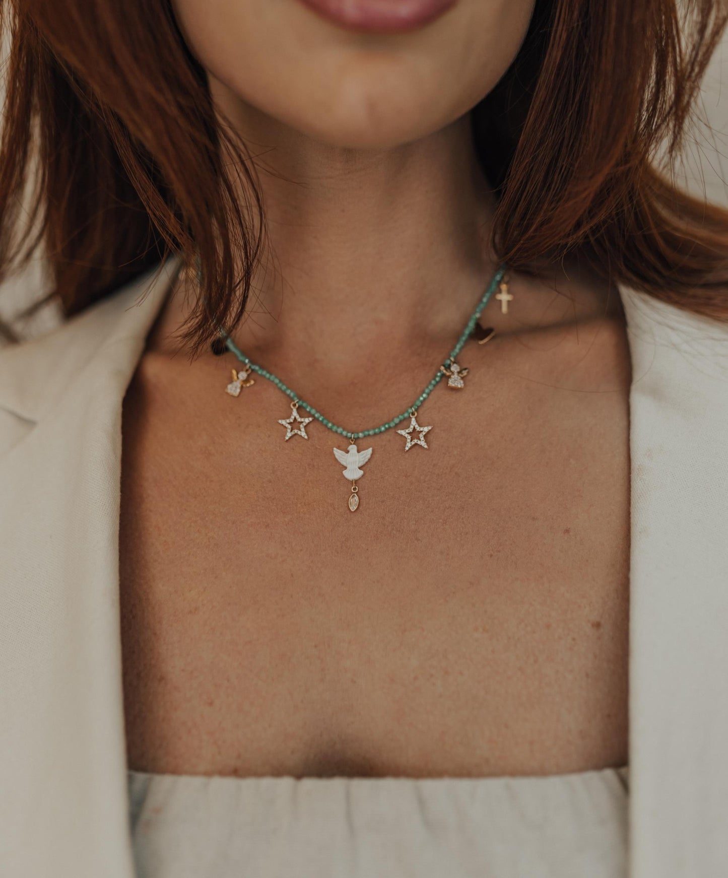 Colar de Pedras Naturais Verde com Charms Dourado