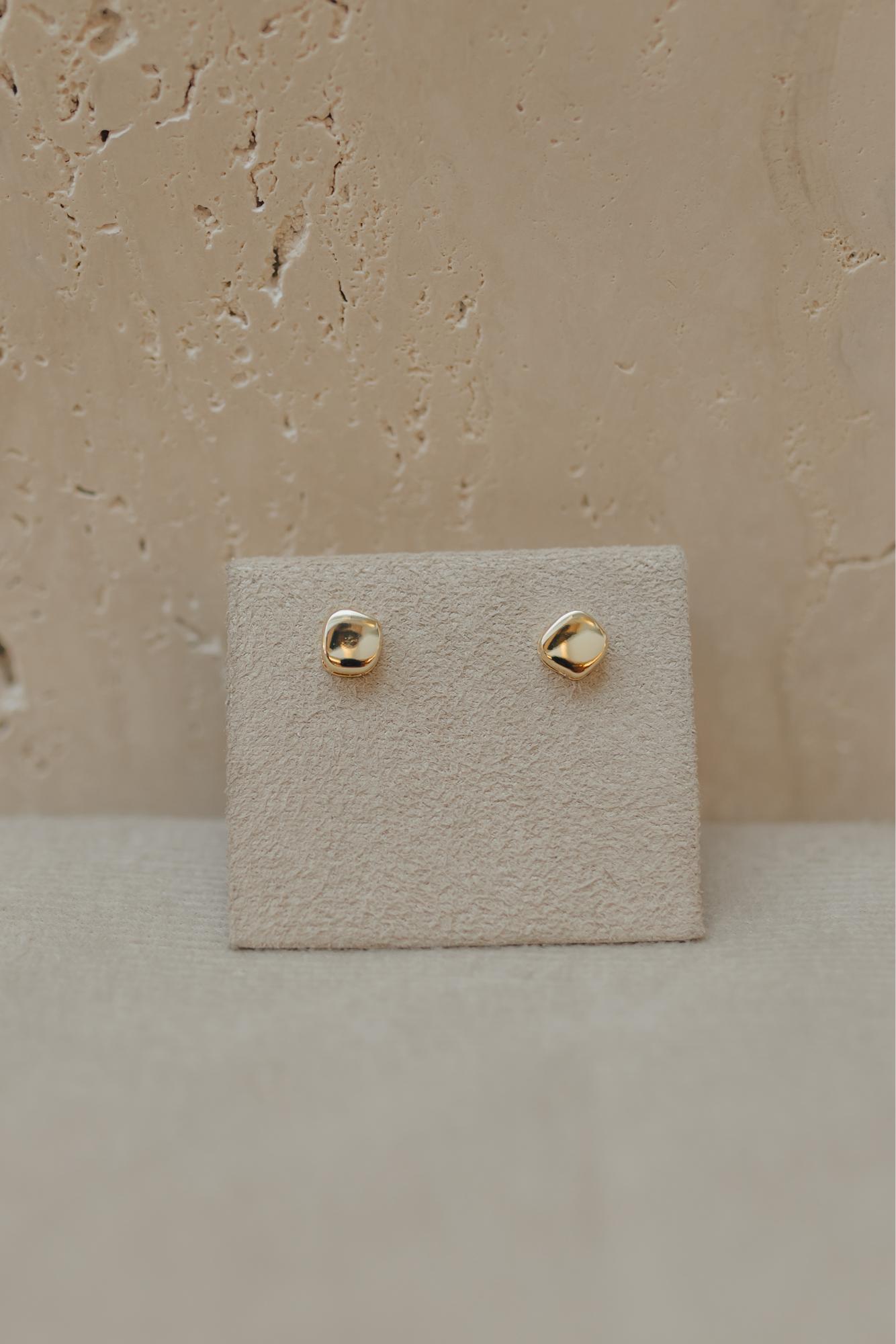 Brinco Orgânico Liso Dourado P