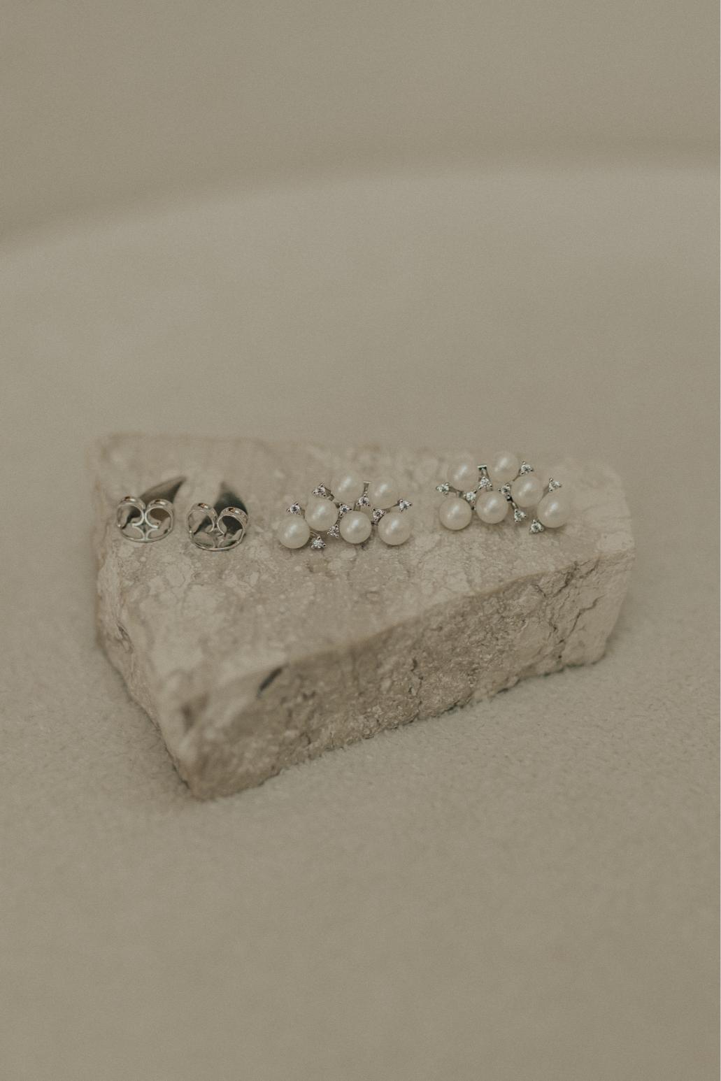 Brinco Ear Cuff Mini Pérolas e Zircônias Cristal Ródio Branco