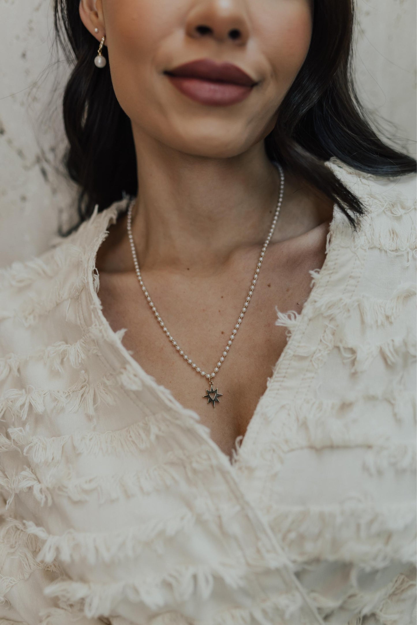 Colar de Pérolas com Pingente Star Heart Dourado