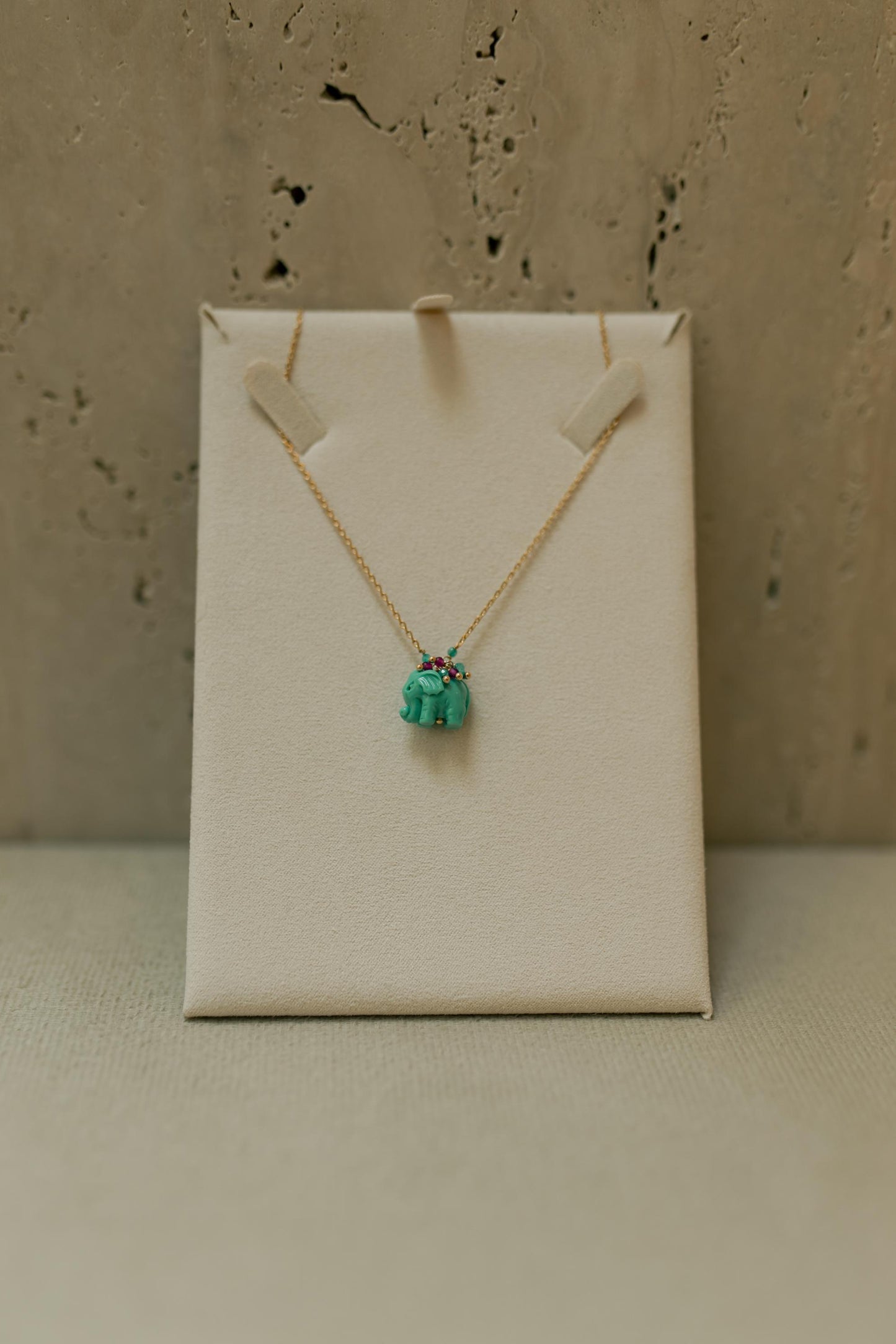 Colar Elefante com Pedras e Zircônias Verde Claro Dourado