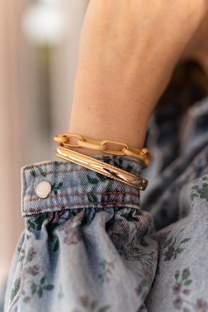 Bracelete com Borda Trabalhada Dourado