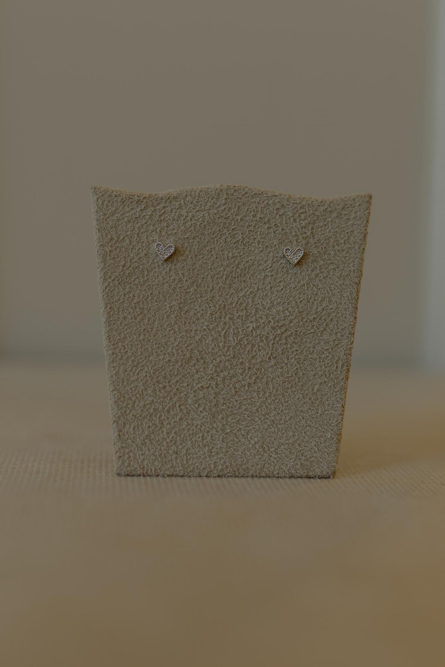 Brinco Mini Coração Cravejado Ródio Branco