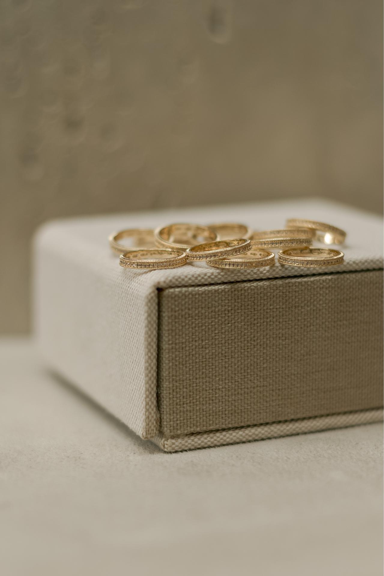 Anel Aparador de Alianças Texturizado e Cravejado Dourado