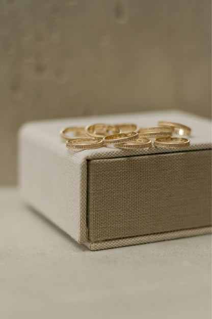 Anel Aparador de Alianças Texturizado e Cravejado Dourado