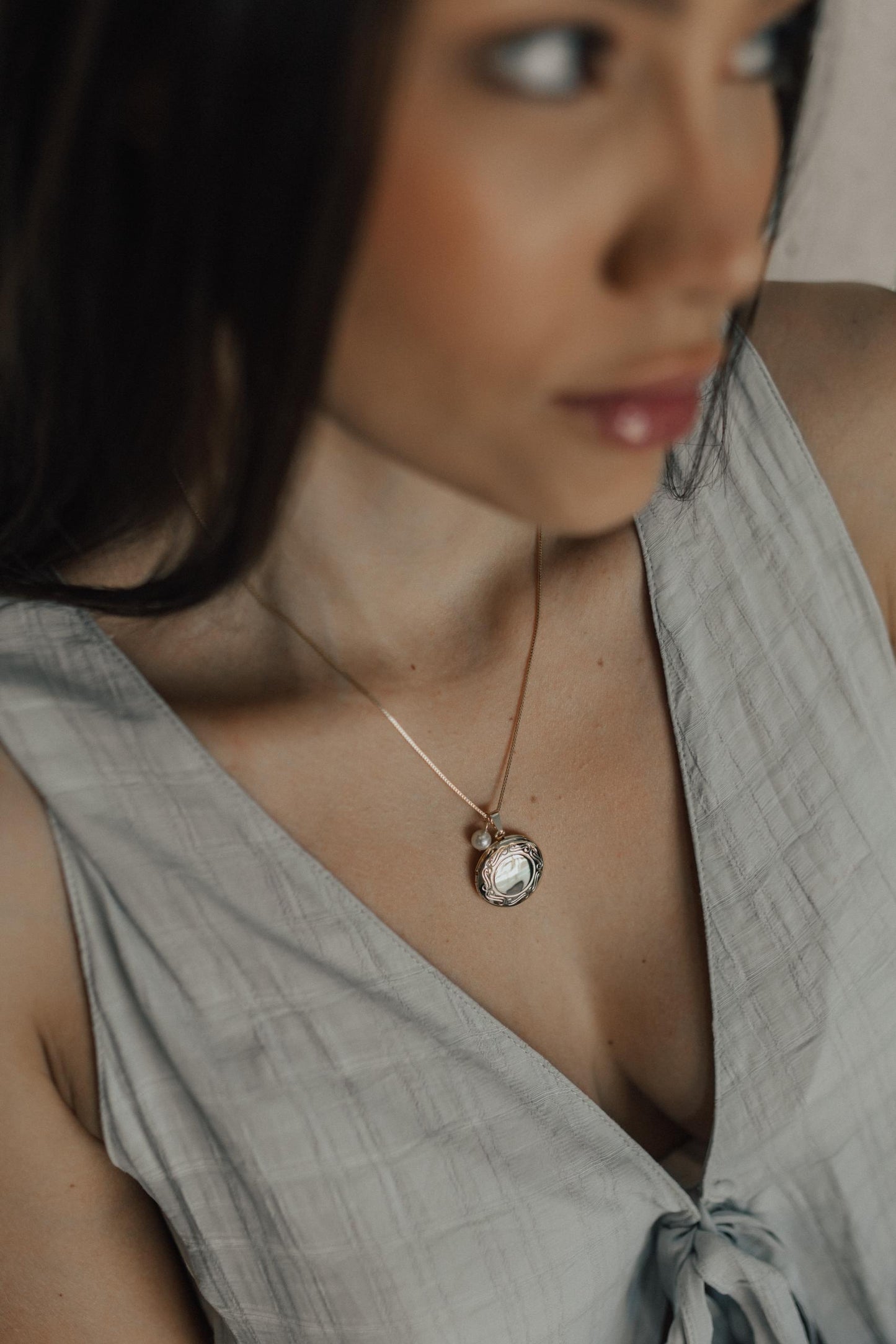 Colar Relicário Personalizado com 2 Fotos | Borda Trabalhada Banho Ouro 18k