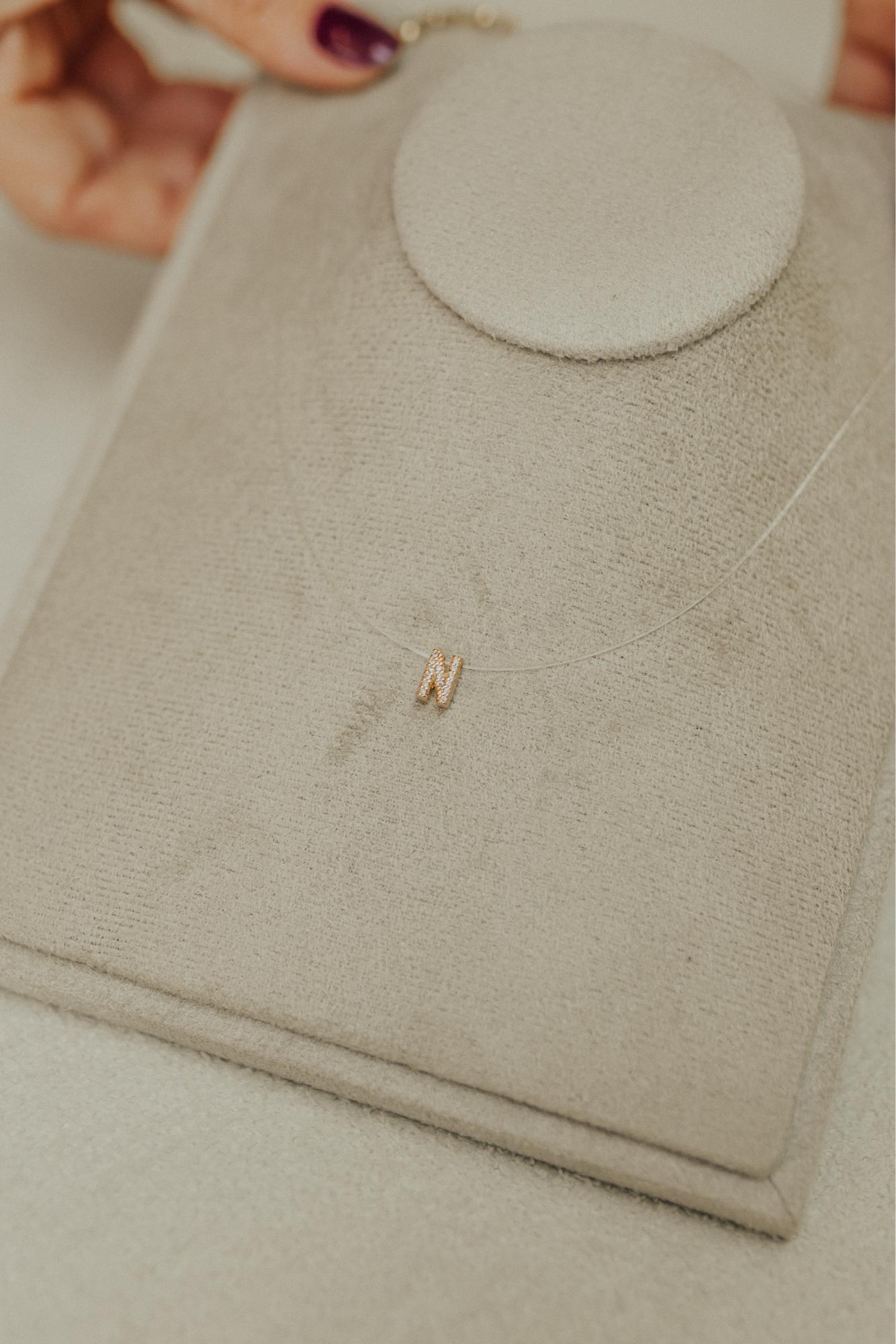 Colar Nylon com Letra Cravejada Dourado