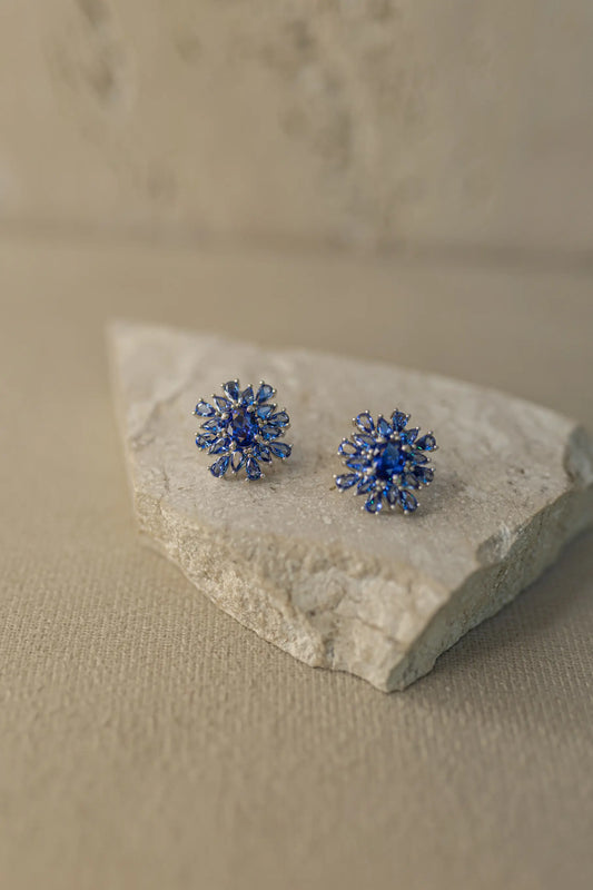 Brinco Botão Flor Pedraria Safira Ródio Branco