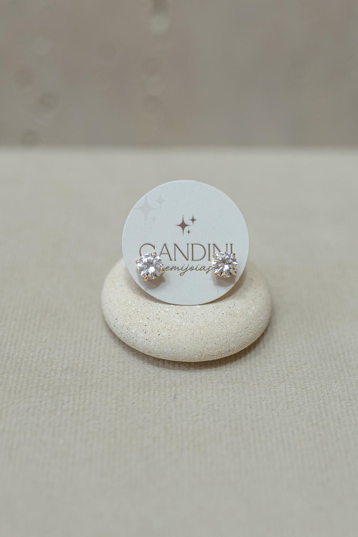 Brinco Solitário Clássico Moissanite Luxo 8mm Dourado