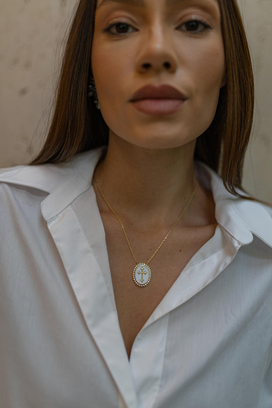 Colar Oval Cravejado Cruz Dourado