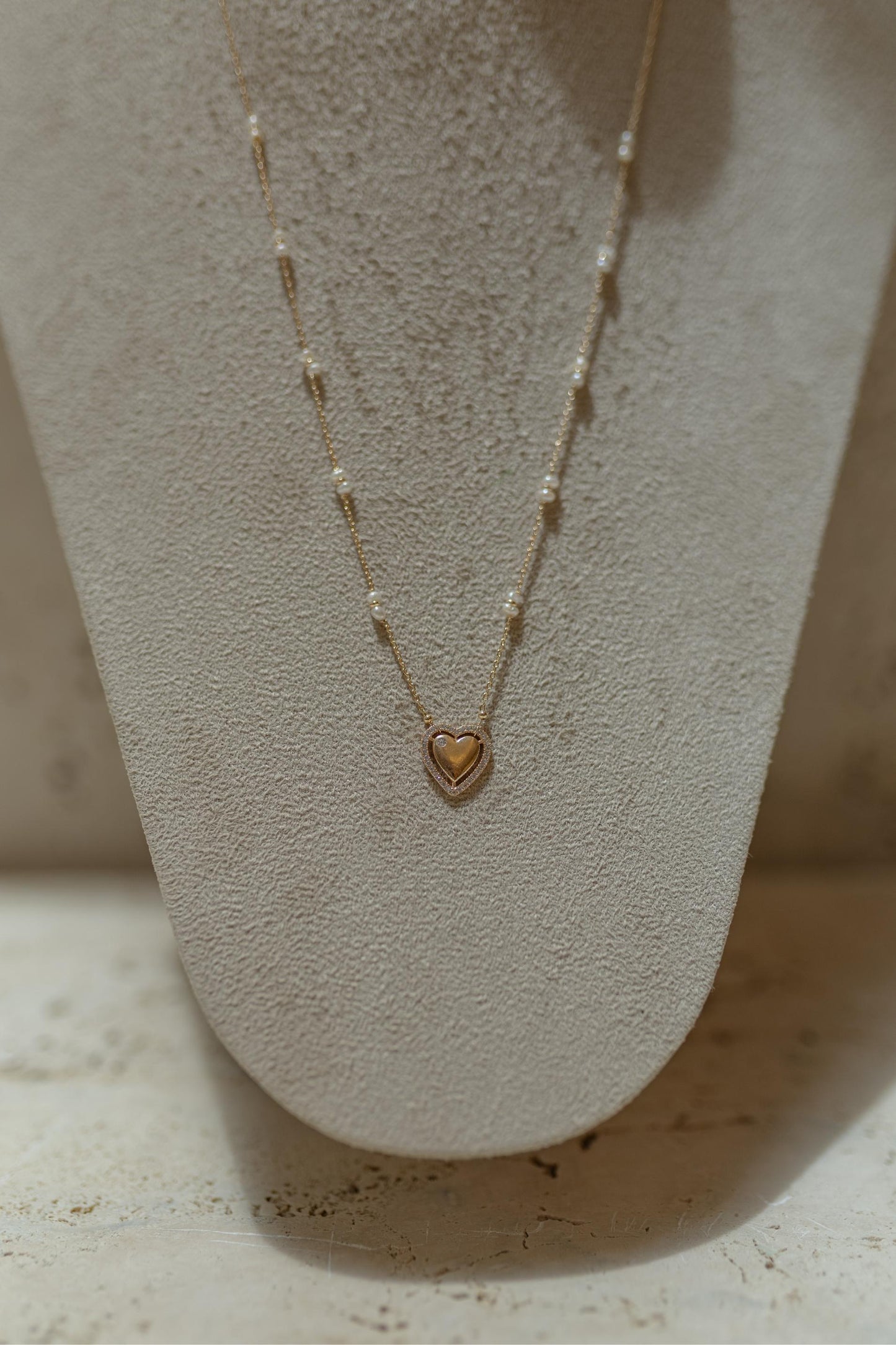 Colar Escapulário Cruz e Coração Pérolas Dourado