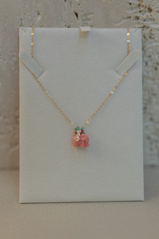 Colar Elefante Baquelite Coral com Pedras e Zircônias Dourado