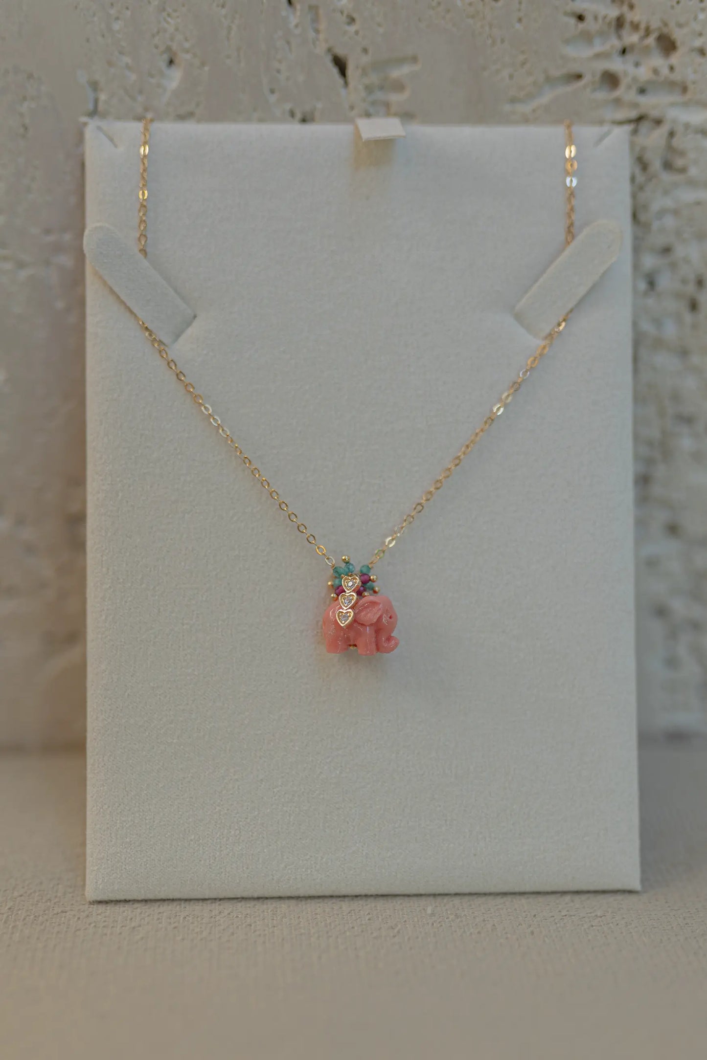 Colar Elefante Baquelite Coral com Pedras e Zircônias Dourado