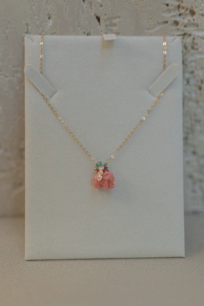 Colar Elefante Baquelite Coral com Pedras e Zircônias Dourado