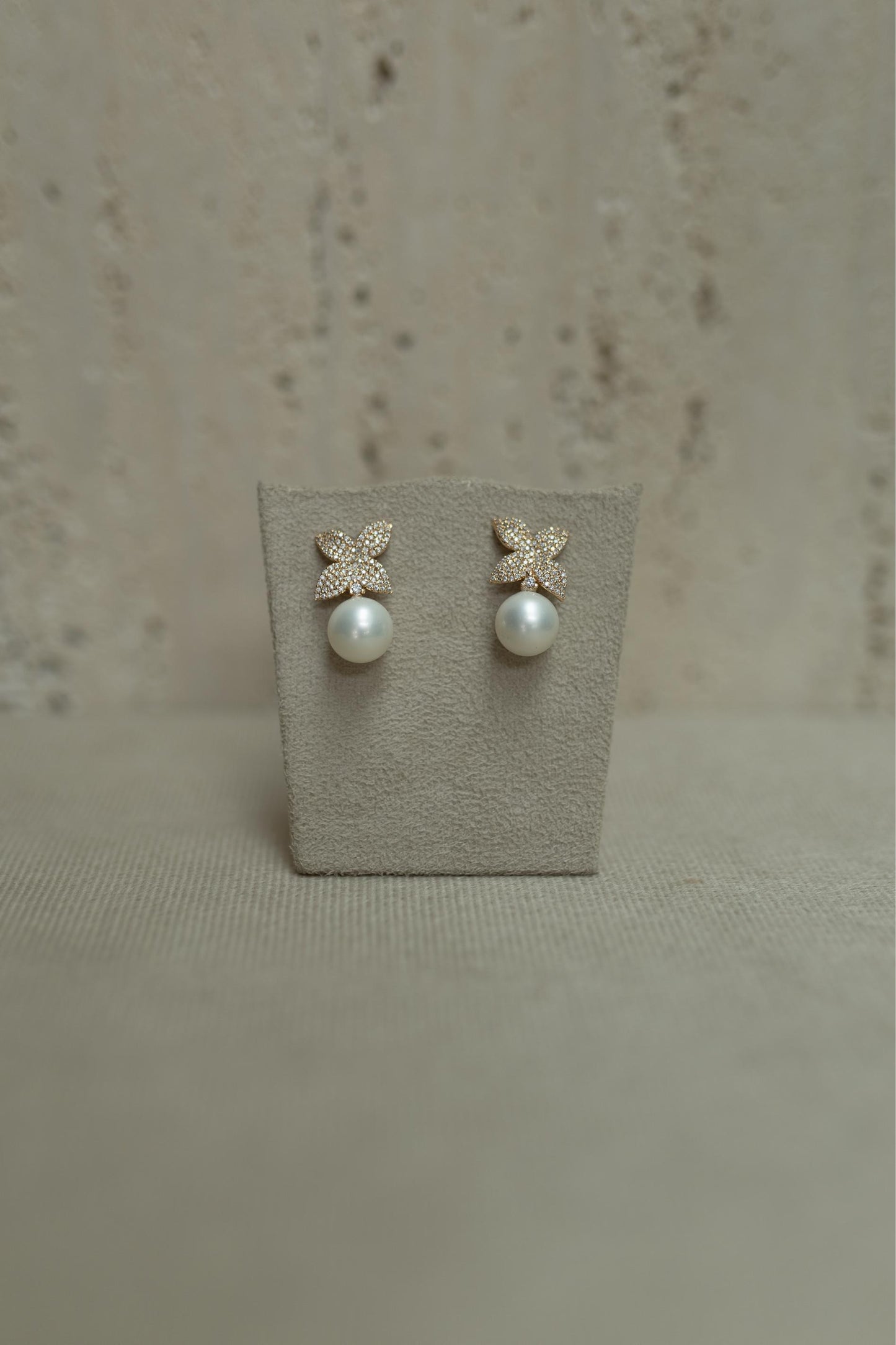 Brinco Camélia Com Pérola Dourado