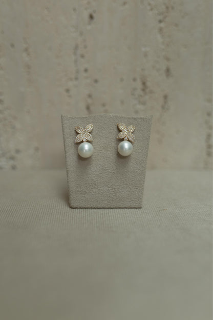 Brinco Camélia Com Pérola Dourado