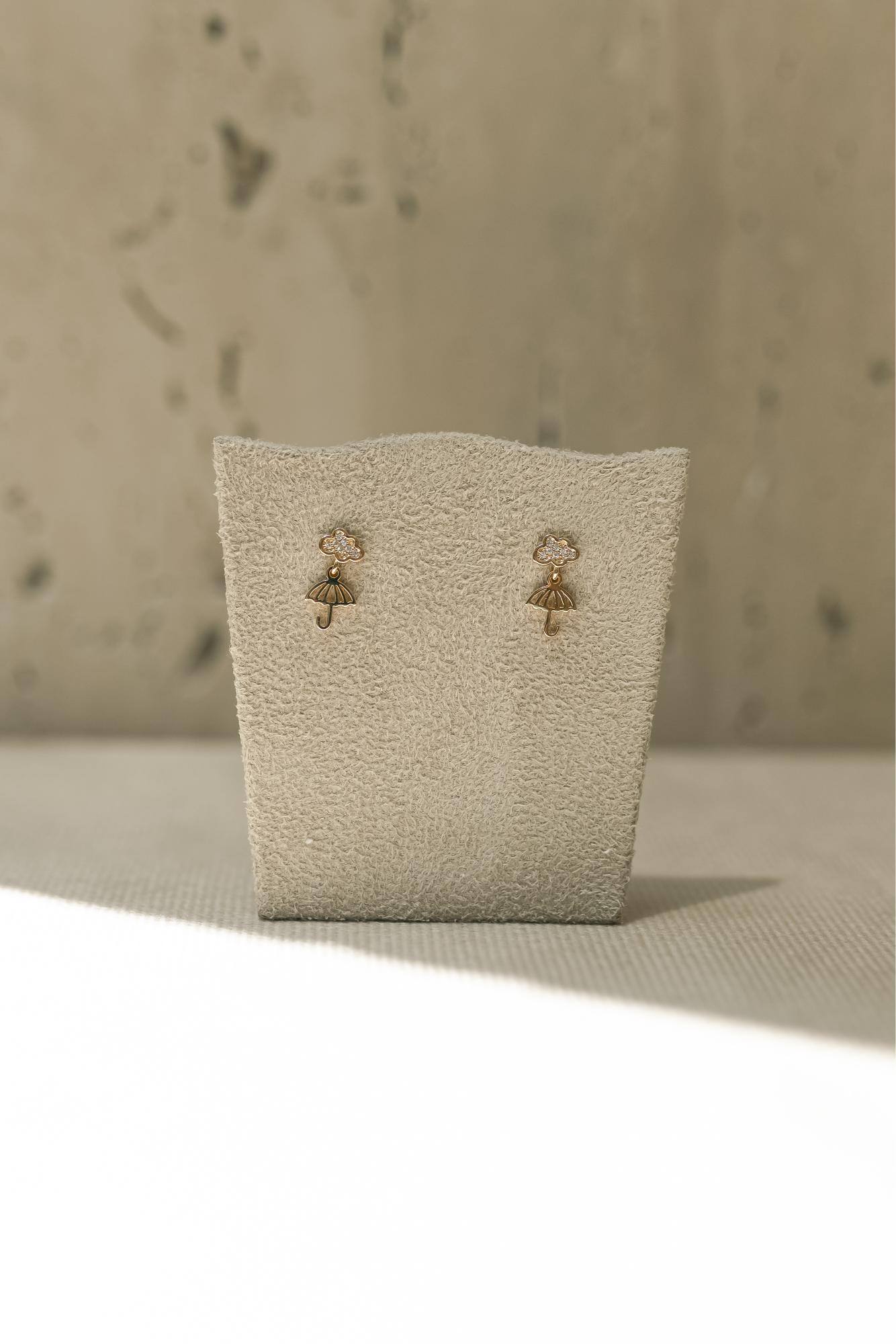 Brinco Infantil Nuvem e Guarda-Chuva Dourado