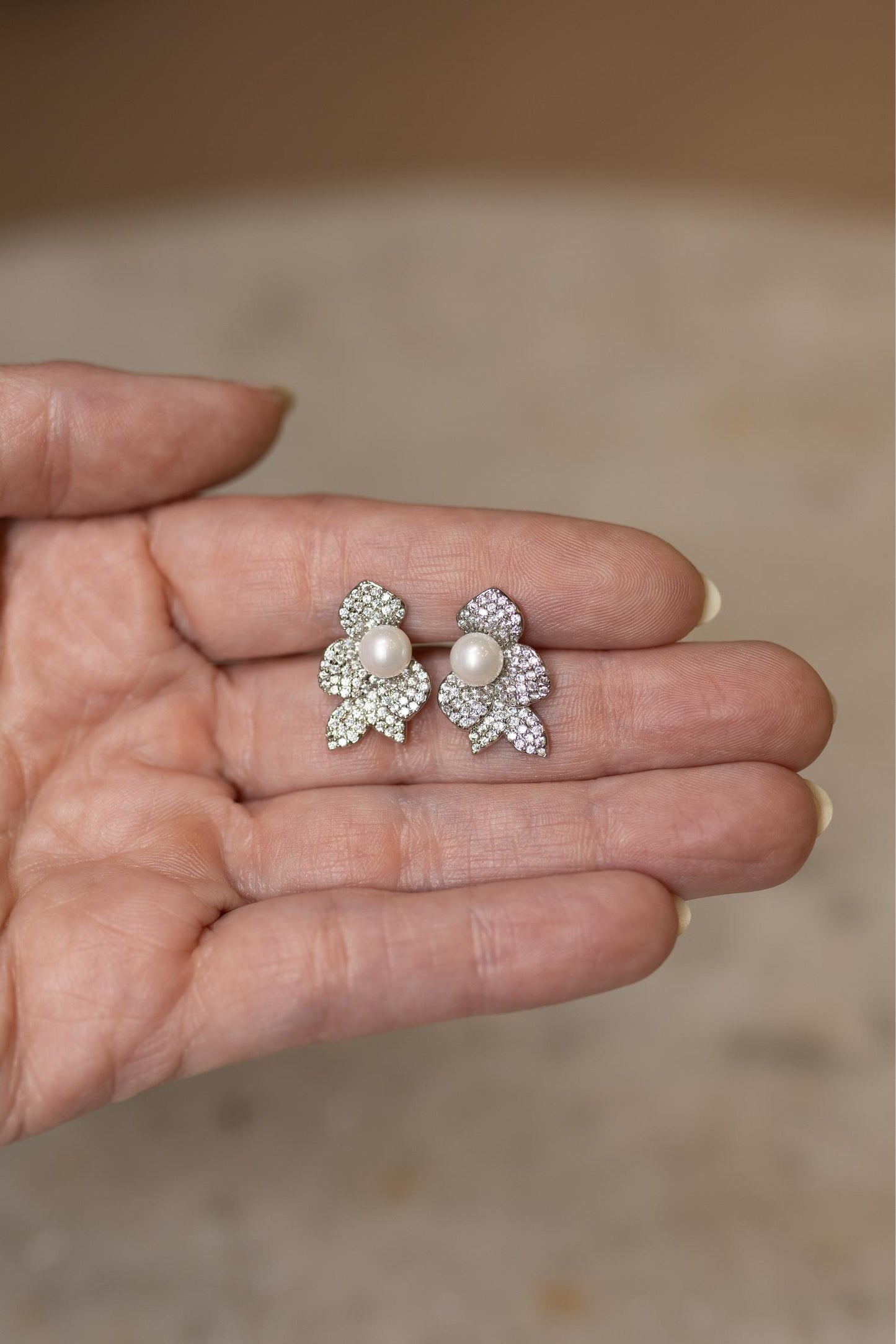 Brinco Meia Flor Cravejada Pérola Ródio Branco