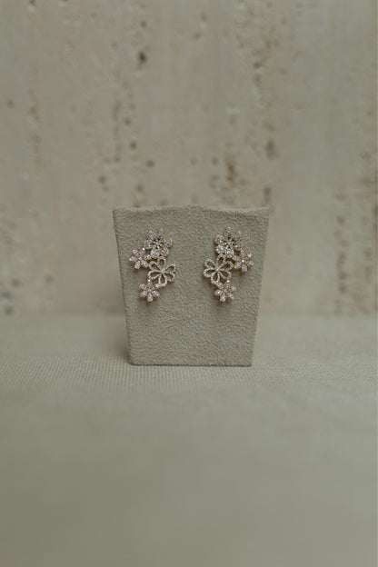 Brinco Ear Cuff Flores Cravejada Cristal Dourado
