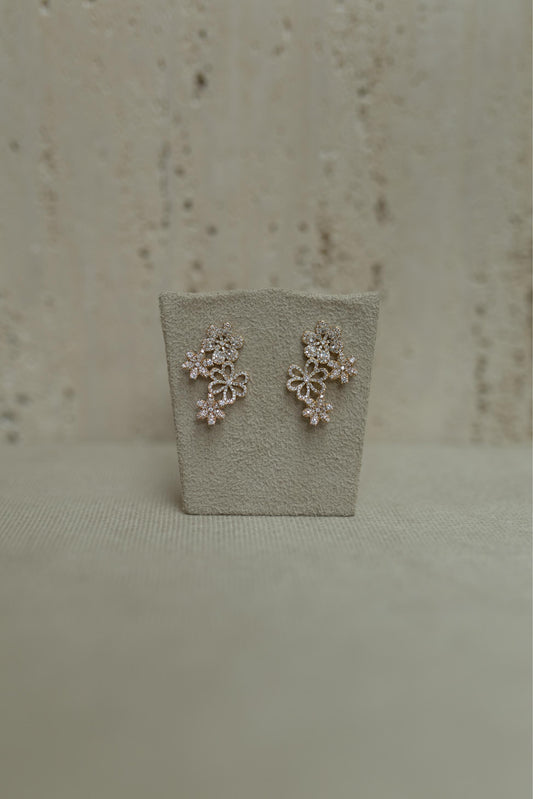 Brinco Ear Cuff Flores Cravejada Cristal Dourado