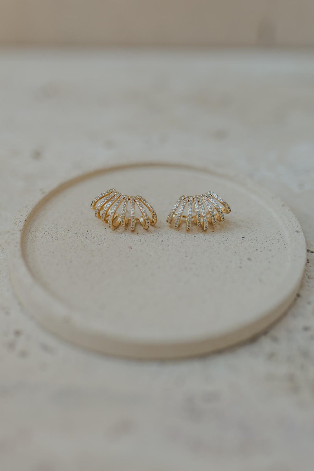 Brinco Ear Hook 8 Fileiras Cravejado Dourado