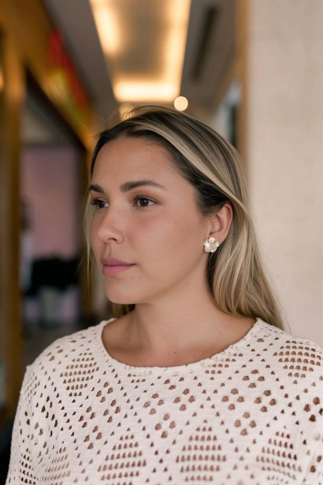 Brinco Flor Escovada 5 Pétalas Mini Dourado