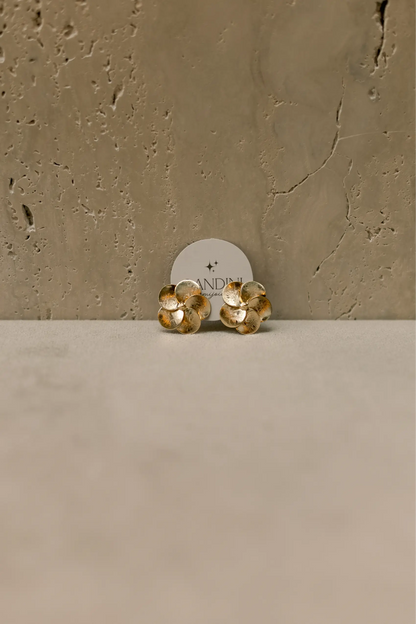 Brinco Flor Escovada 5 Pétalas Mini Dourado