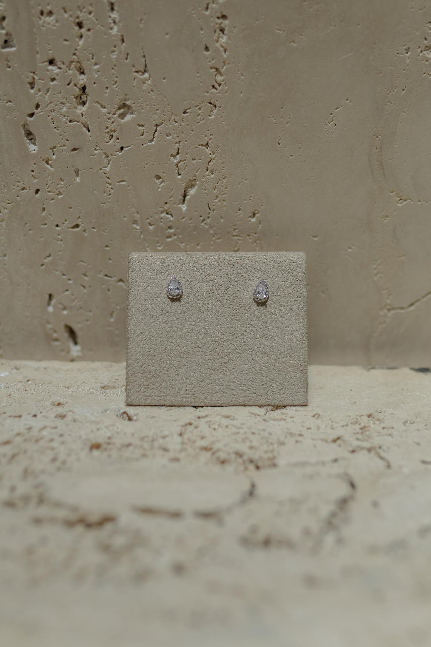 Brinco Mini Gota Cristal Borda Cravejada Ródio Branco