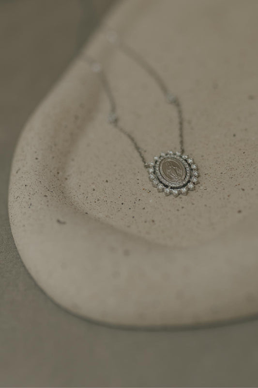 Colar Nossa Senhora das Graças Flores Moissanite Prata 925 Ródio Branco