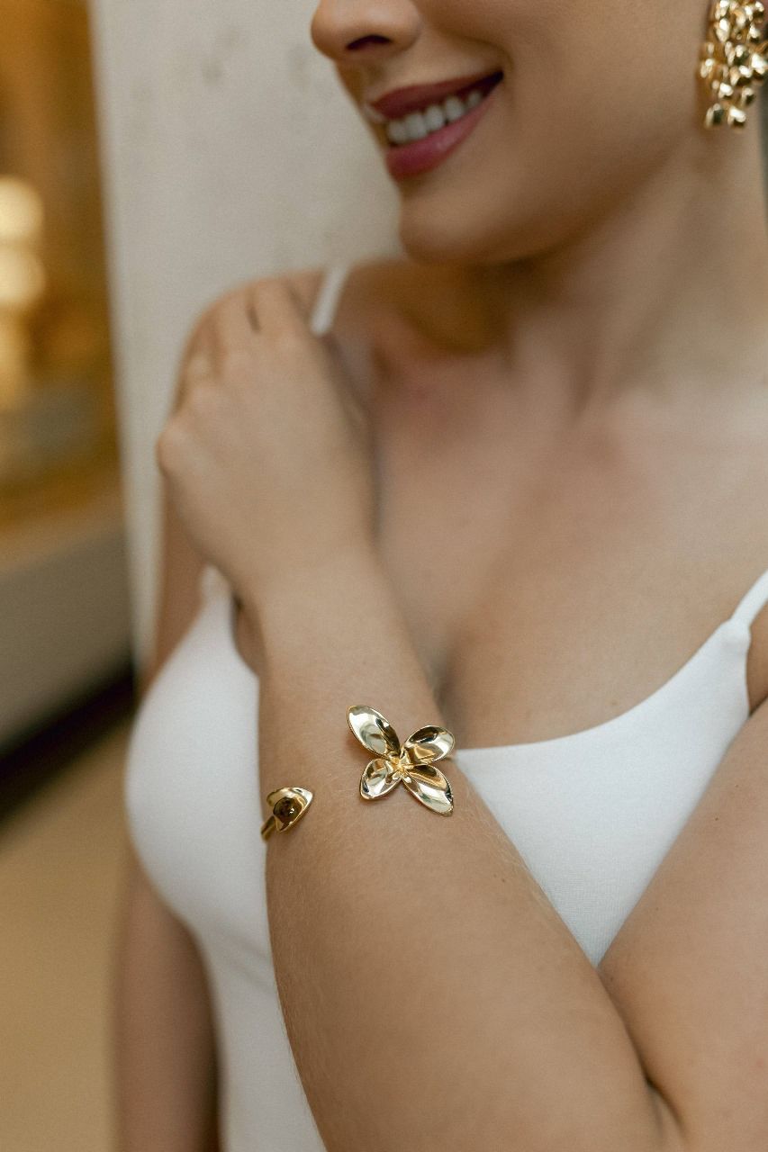 Brinco Flores Liso Ouro