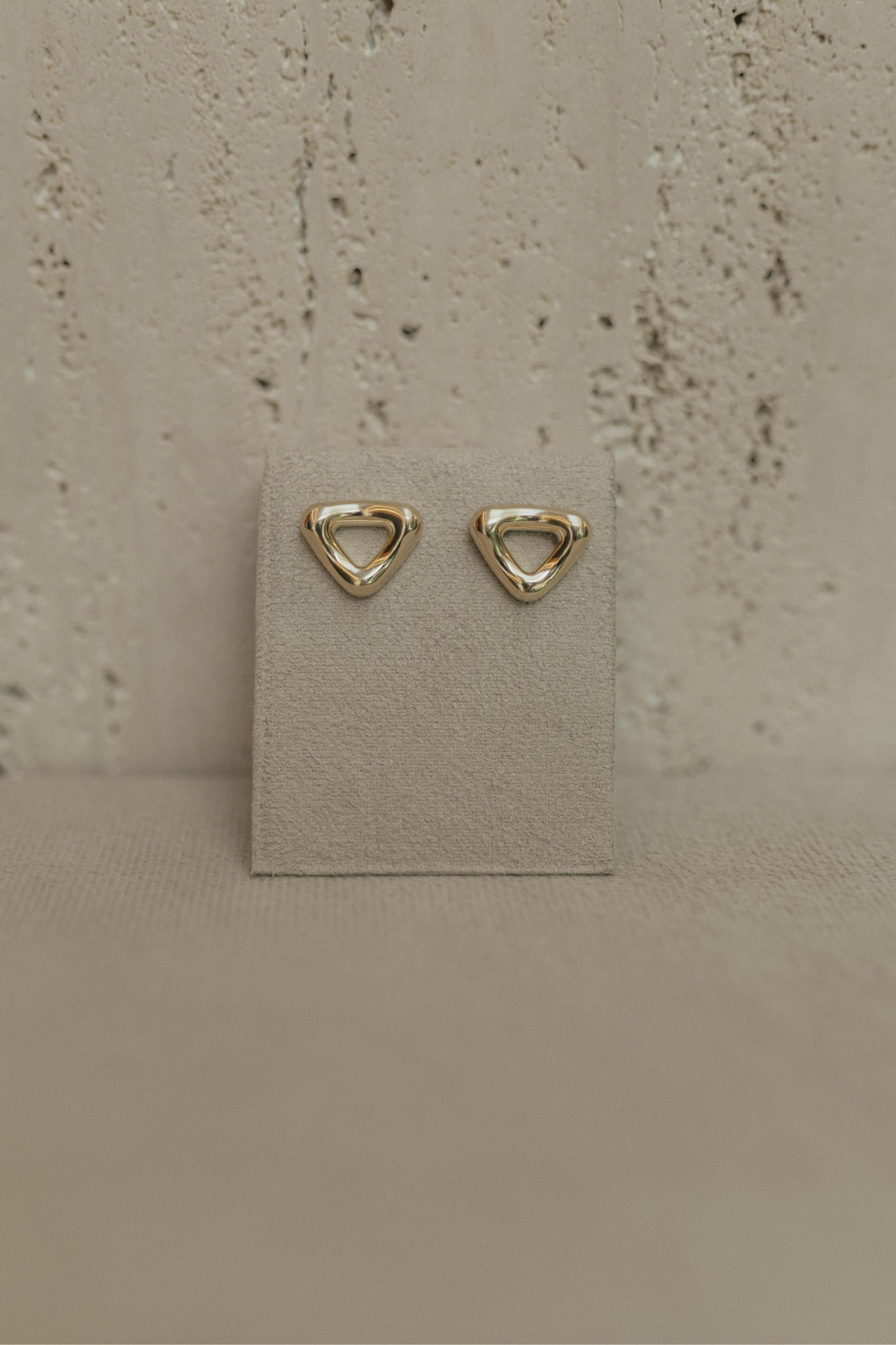 Brinco Triangle Dourado