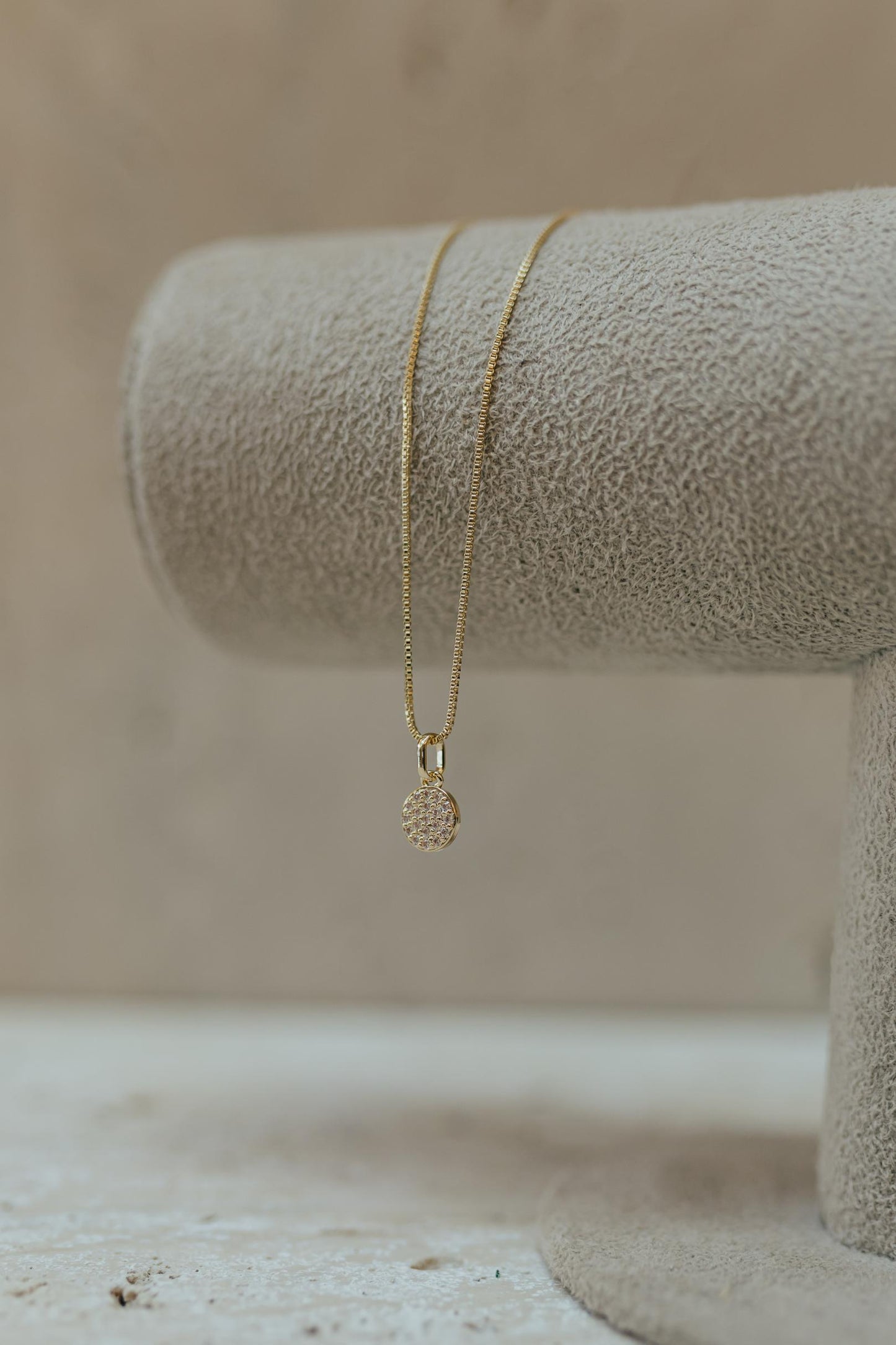 Colar Pingente Circulo Cravejado Dourado