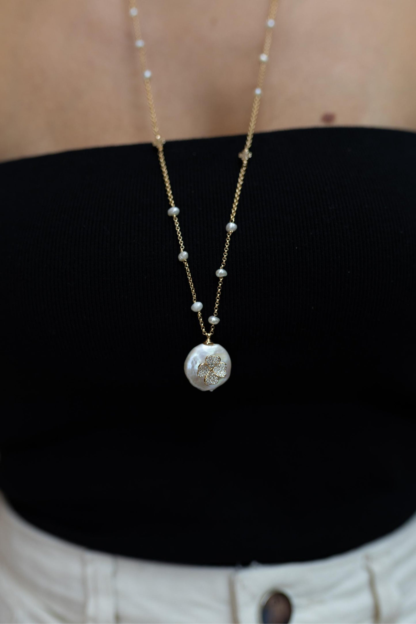 Colar Longo Madrepérola Trevo Cravejado Dourado