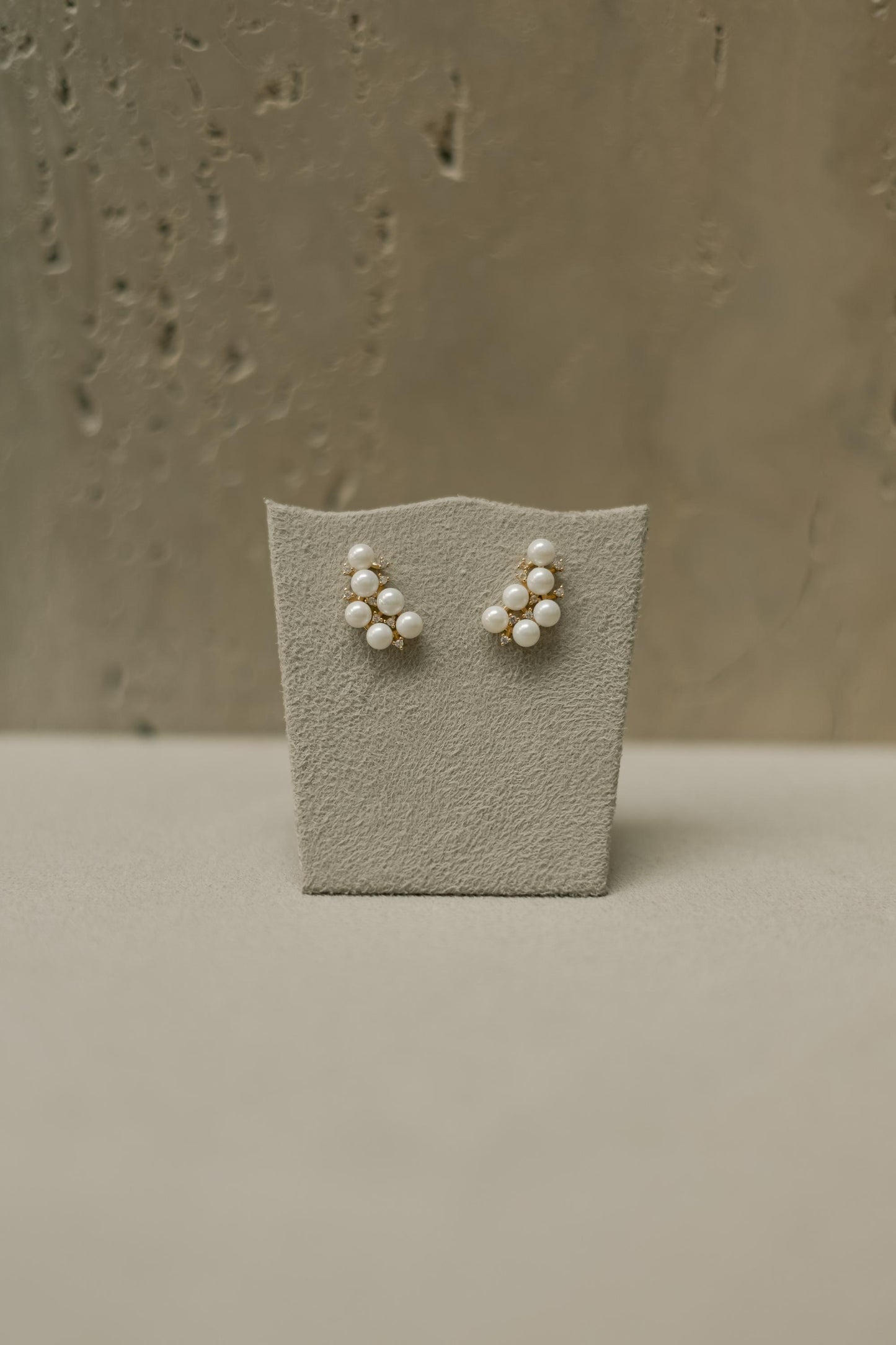 Brinco Ear Cuff Mini Pérolas e Zircônias Cristal Dourado