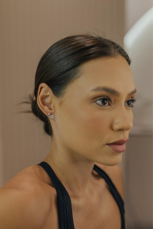 Brinco Mini Flor Cravejada Moissanite Prata 925 Ródio Branco