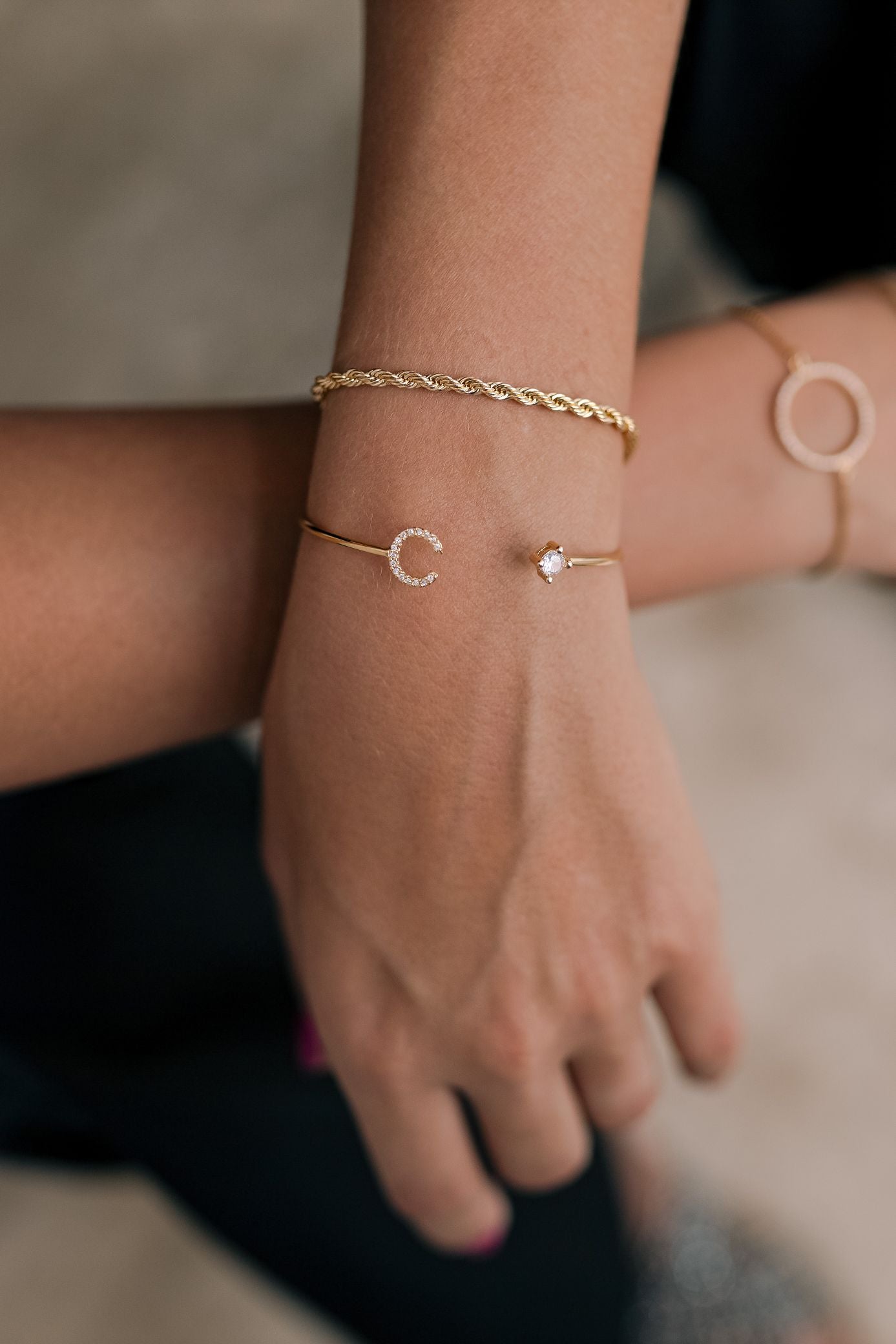 Bracelete Ponto de Luz e Letra Cravejada Dourado