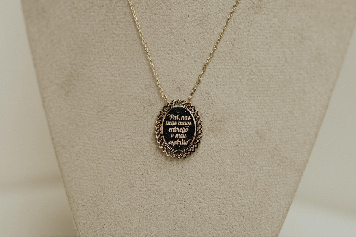 Colar Oval Cravejado Cruz Dourado