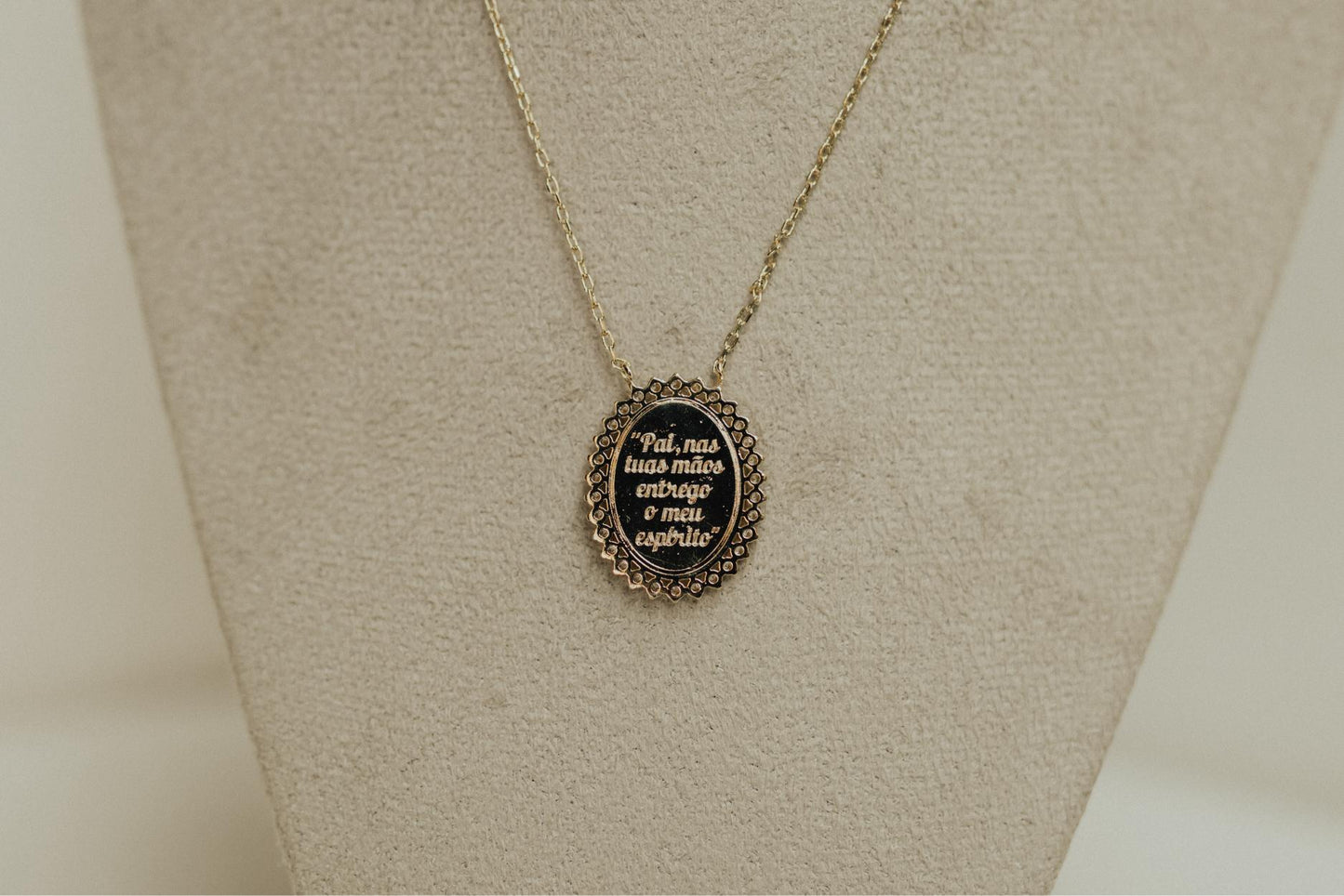 Colar Oval Cravejado Cruz Dourado